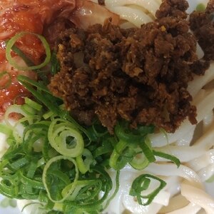 キムチと焼豚フレークとねぎのぶっかけうどん